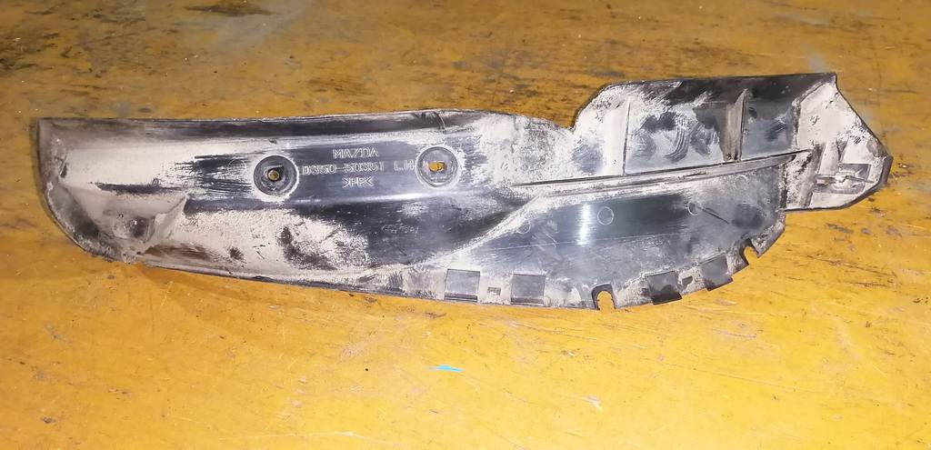 подкрылок Mazda Demio