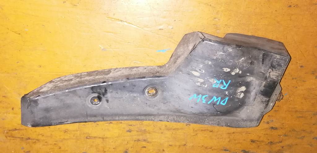 подкрылок Mazda Demio