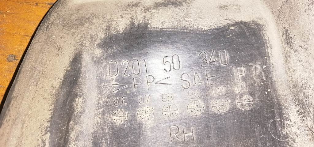 подкрылок Mazda Demio