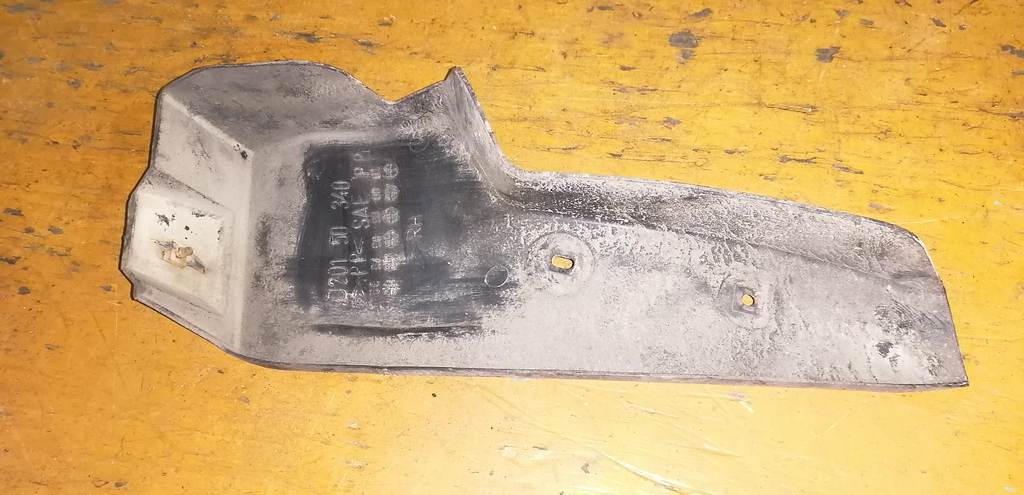 подкрылок Mazda Demio