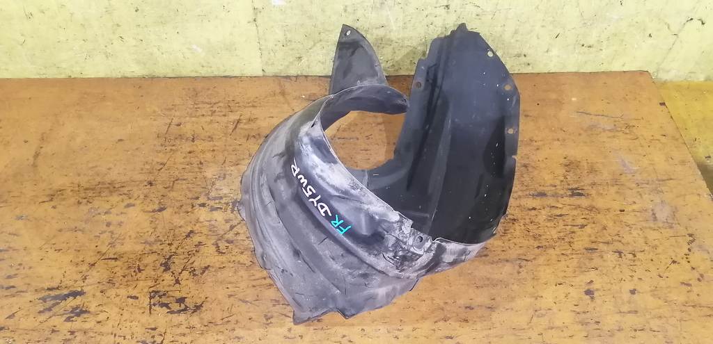 подкрылок Mazda Demio