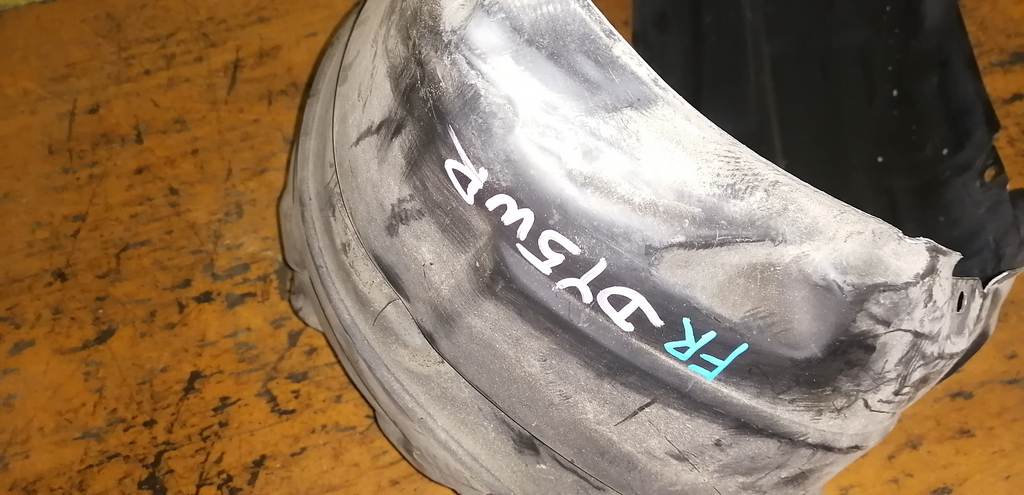 подкрылок Mazda Demio