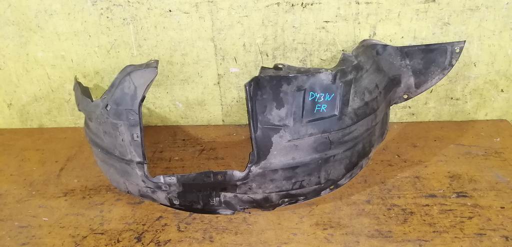 подкрылок Mazda Demio