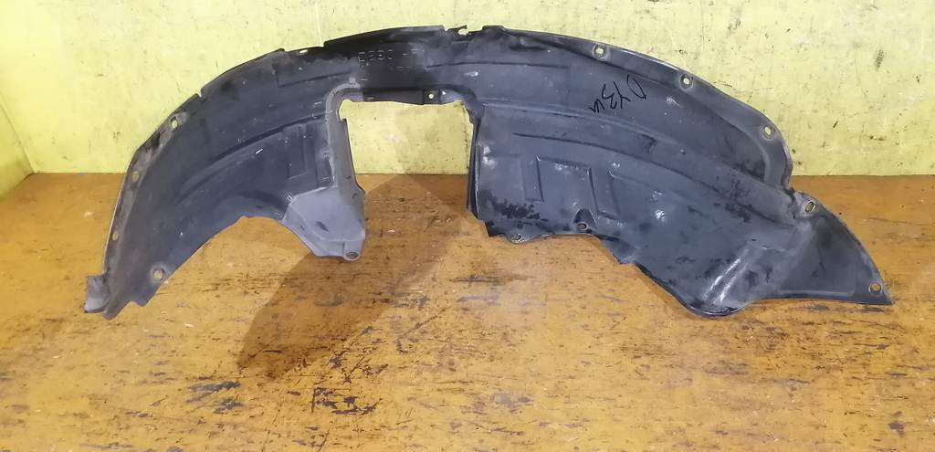 подкрылок Mazda Demio