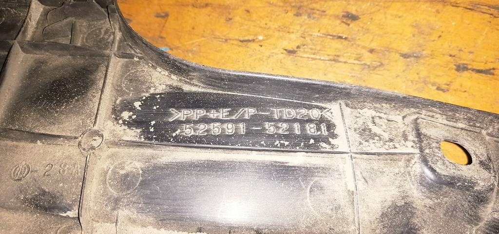 подкрылок Toyota Vitz