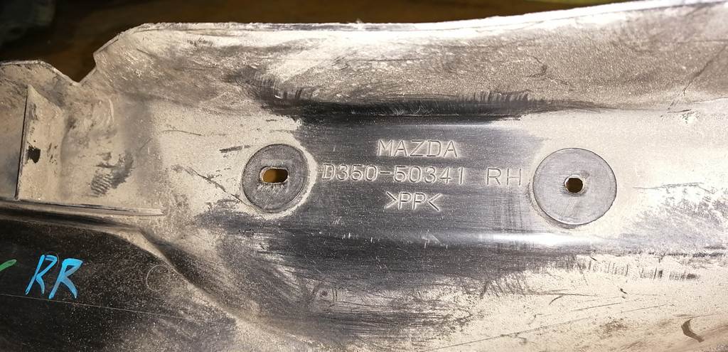 подкрылок Mazda Demio