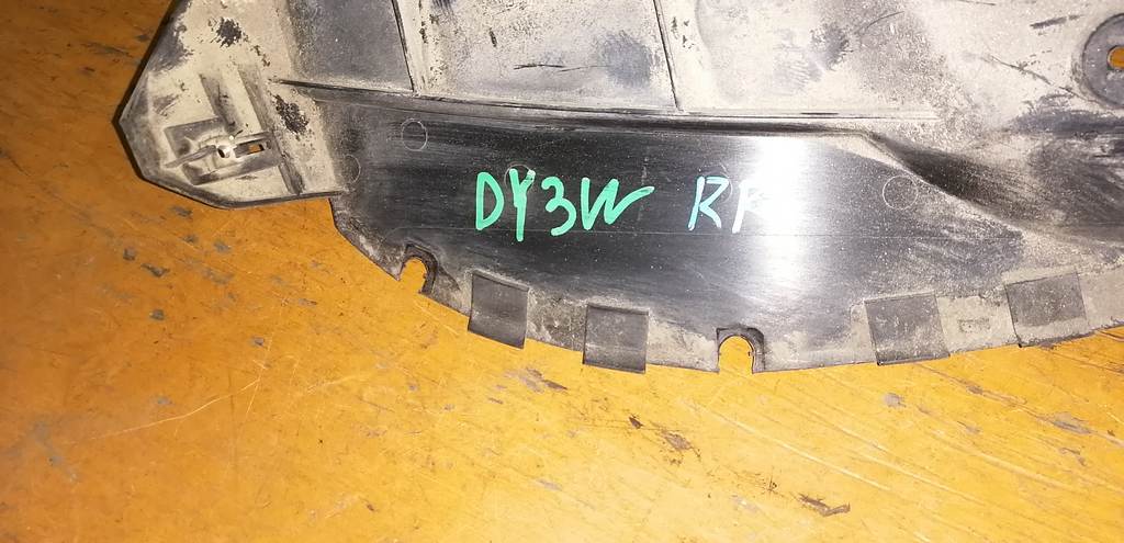 подкрылок Mazda Demio