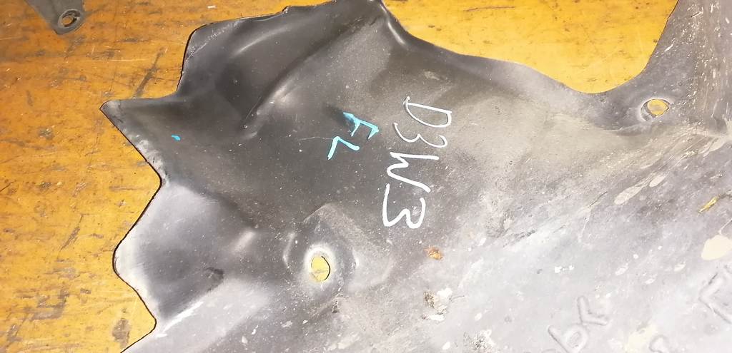 подкрылок Mazda Demio