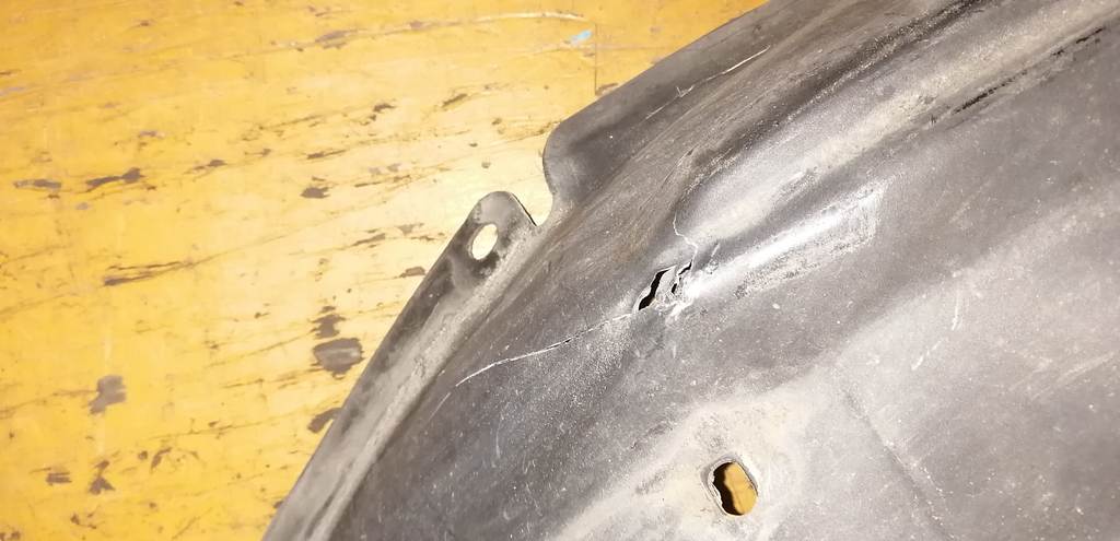 подкрылок Mazda Demio