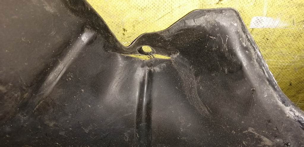 подкрылок Mazda Demio