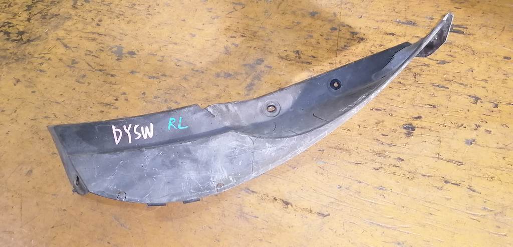 подкрылок Mazda Demio