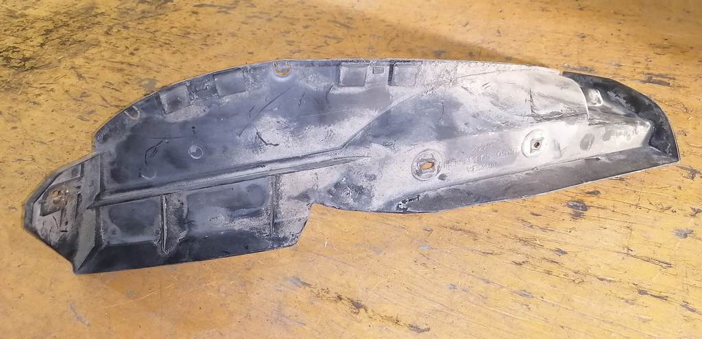 подкрылок Mazda Demio