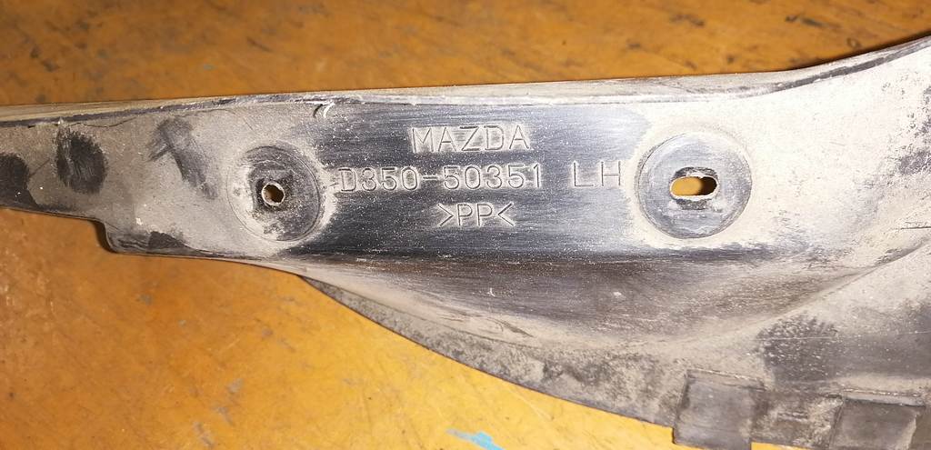 подкрылок Mazda Demio