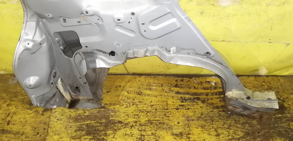 крыло Mazda Demio