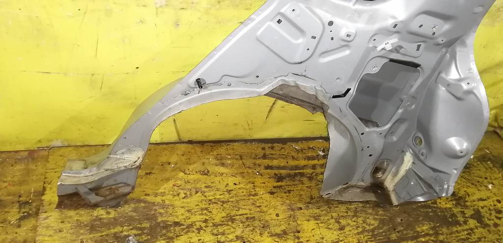 крыло Mazda Demio