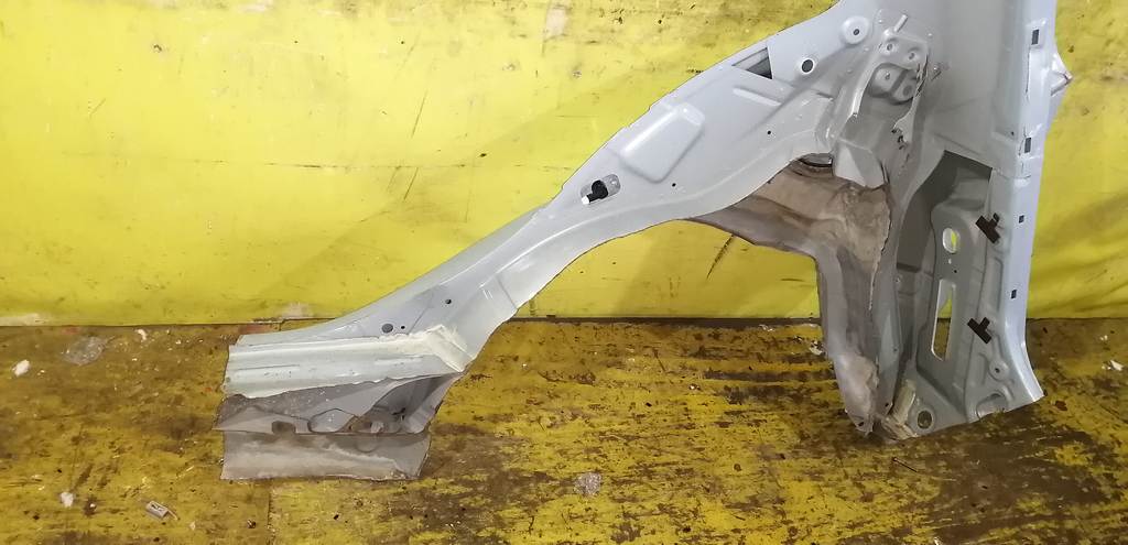 крыло Nissan March