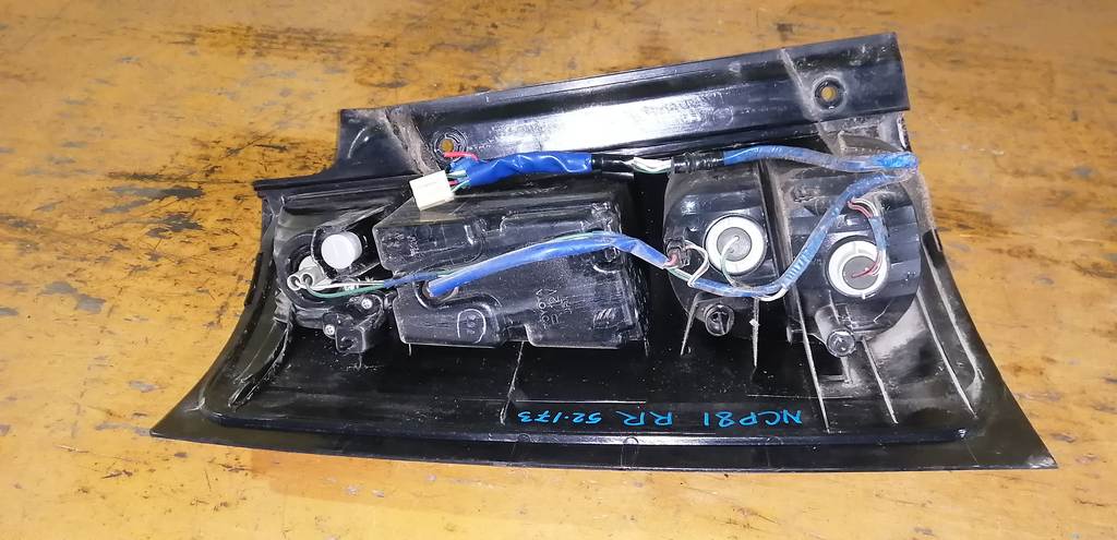 стоп-сигнал Toyota Sienta