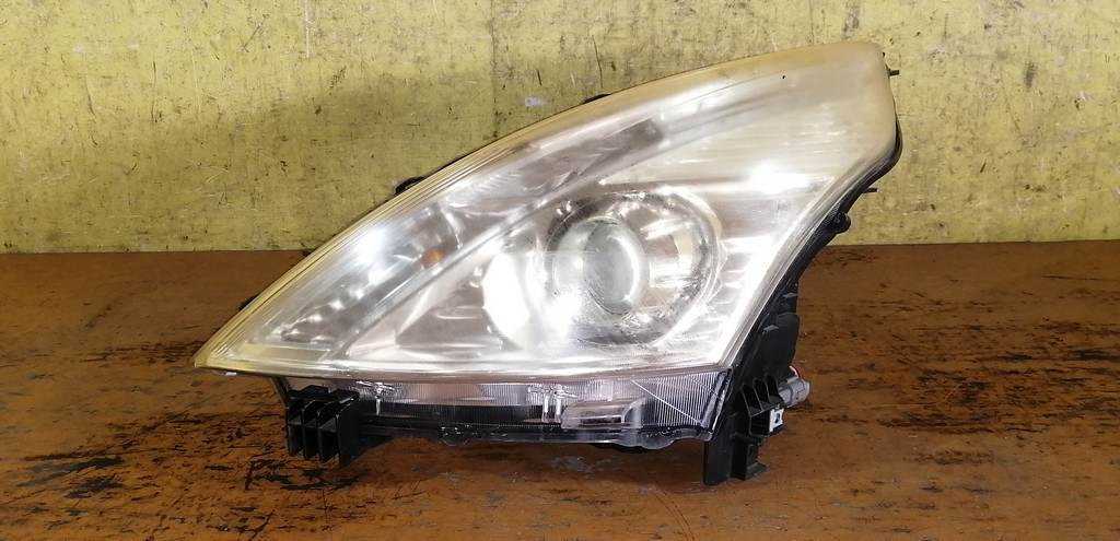 фара Nissan Teana