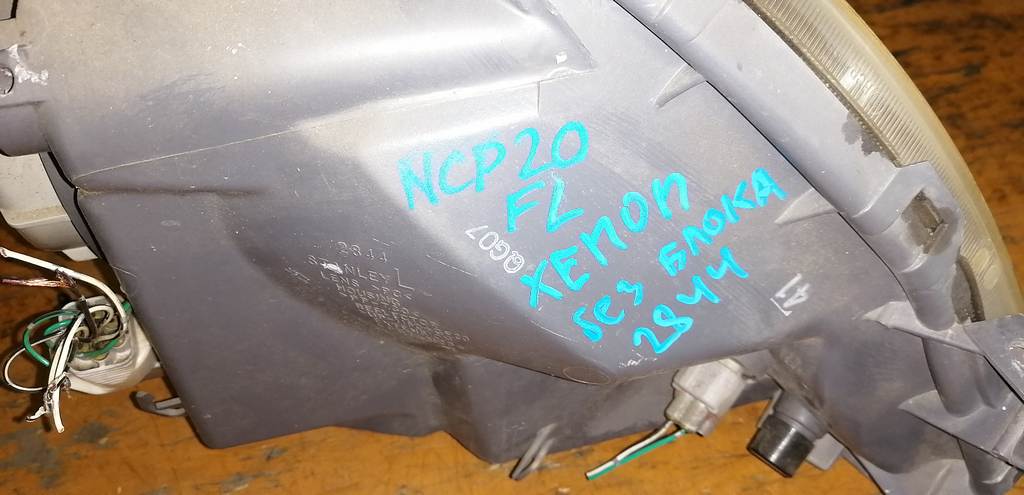 фара Toyota Funcargo