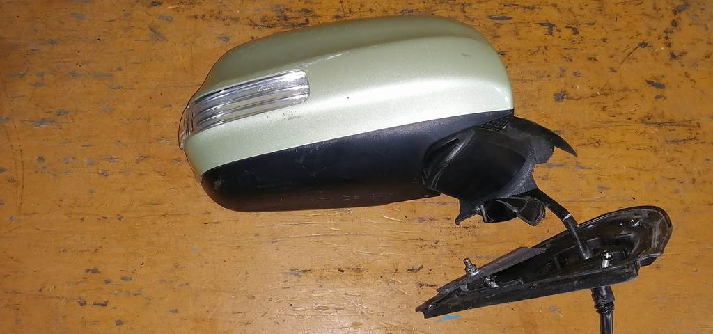 зеркало Toyota Sienta