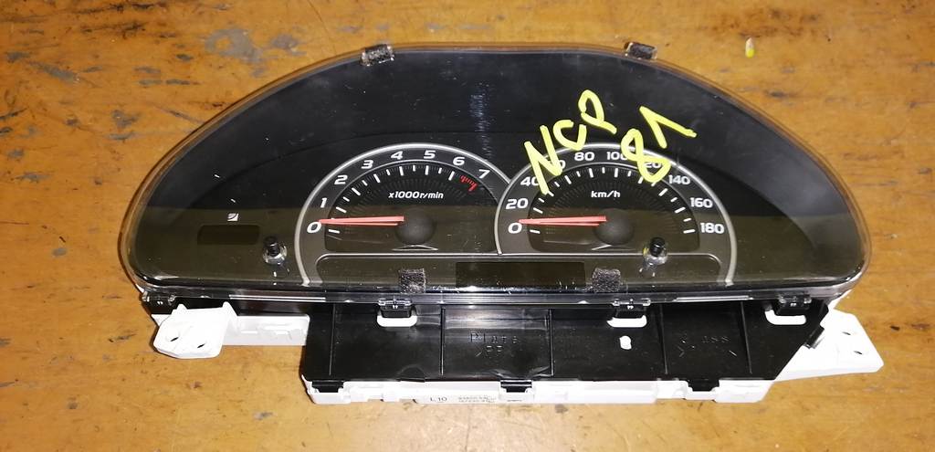 щиток приборов Toyota Sienta