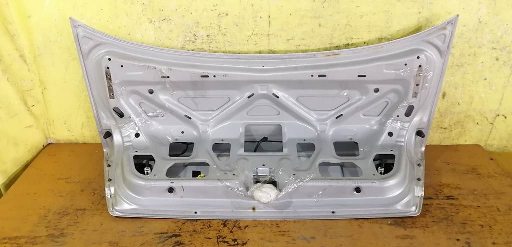 крышка багажника Nissan Sunny