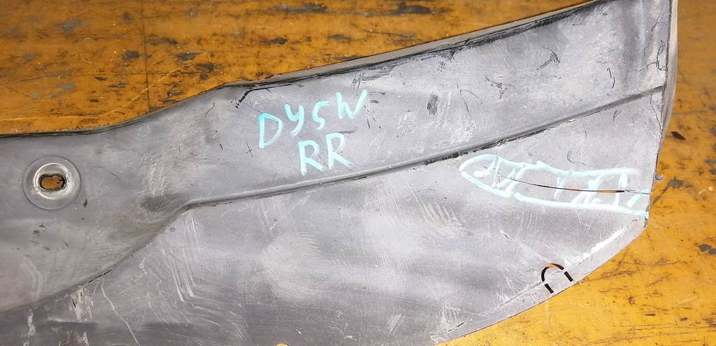 подкрылок Mazda Demio