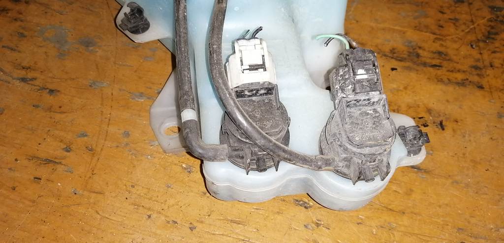 бачок омывателя Mitsubishi Colt