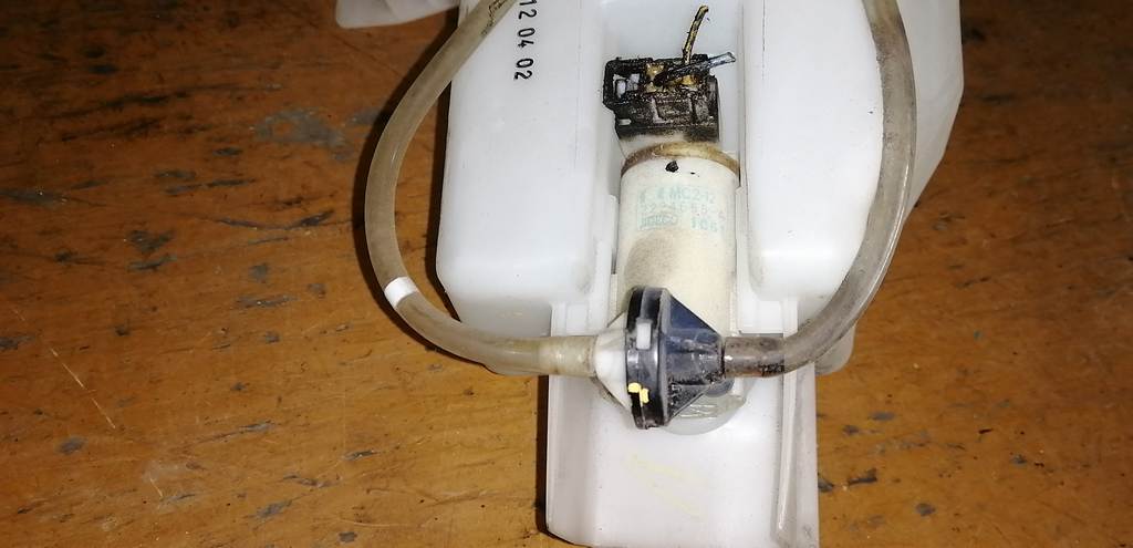 бачок омывателя Nissan March