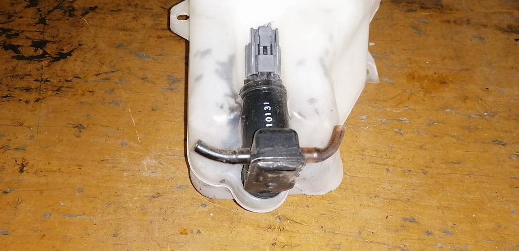 бачок омывателя Mazda Demio