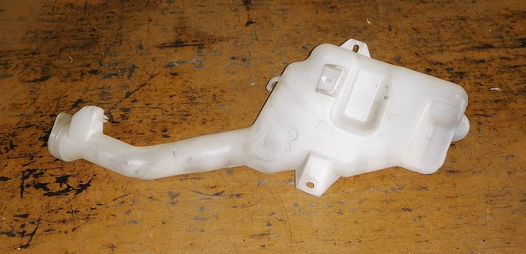 бачок омывателя Mazda Demio