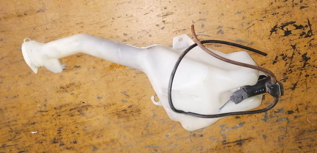 бачок омывателя Mazda Demio