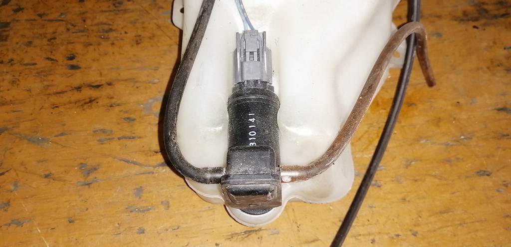 бачок омывателя Mazda Demio