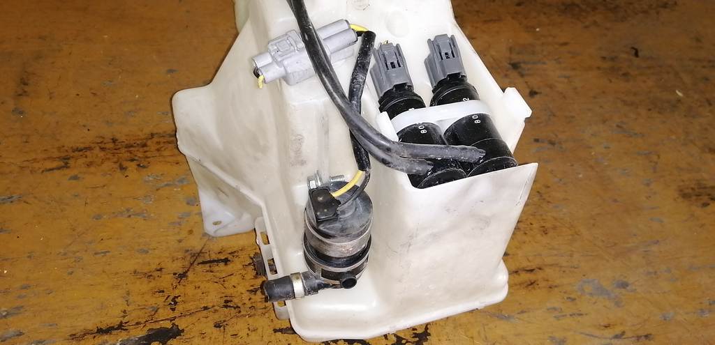 бачок омывателя Subaru Legacy