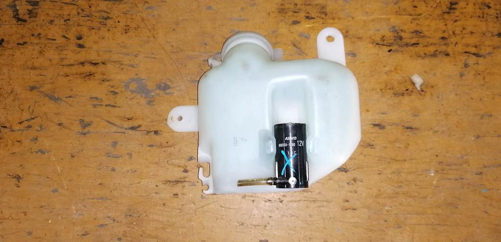 бачок омывателя Mazda Demio