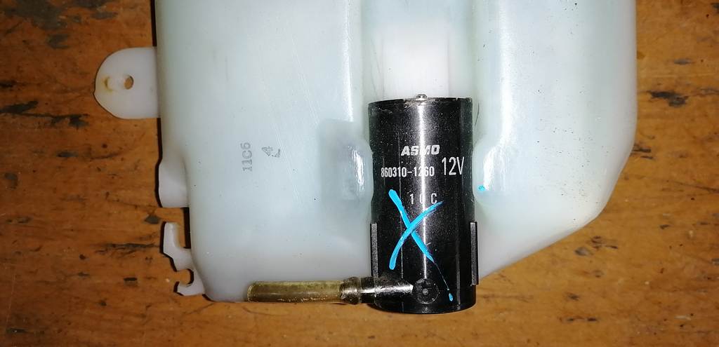 бачок омывателя Mazda Demio