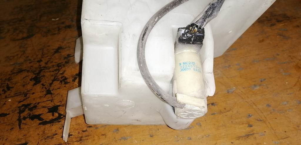 бачок омывателя Nissan Sunny