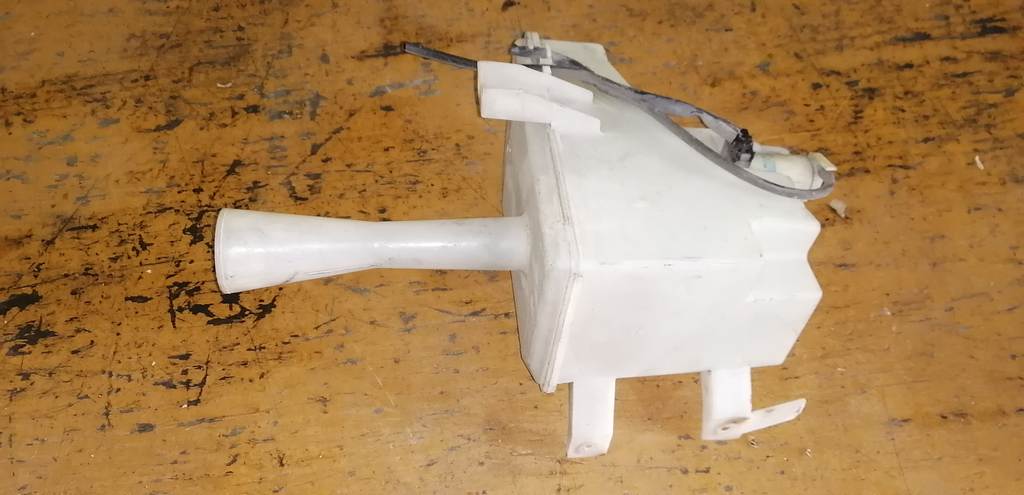 бачок омывателя Nissan Sunny