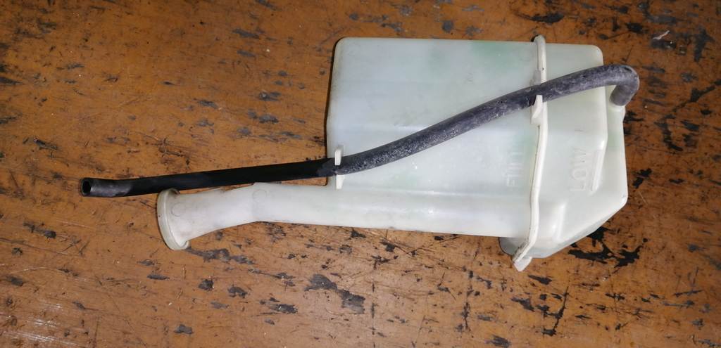 бачок расширительный Mazda Demio