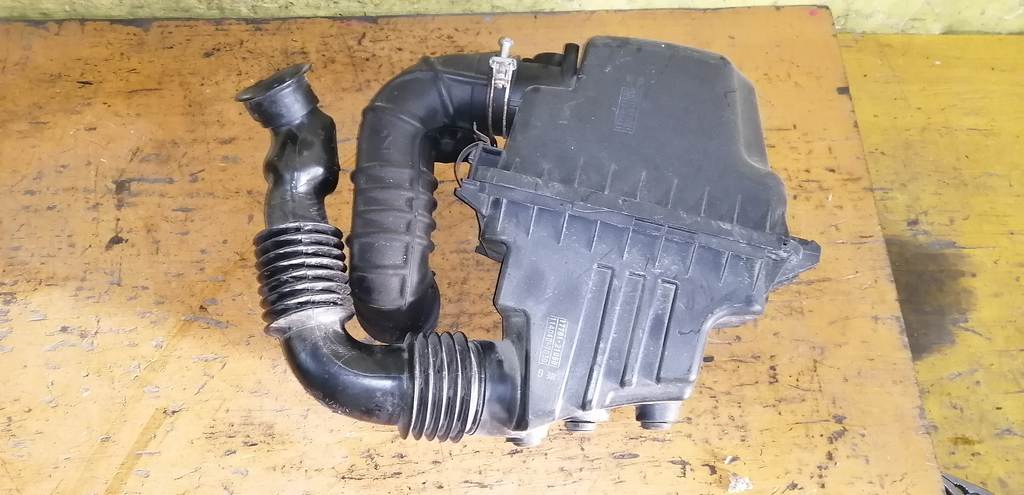 корпус воздушного фильтра Toyota Funcargo