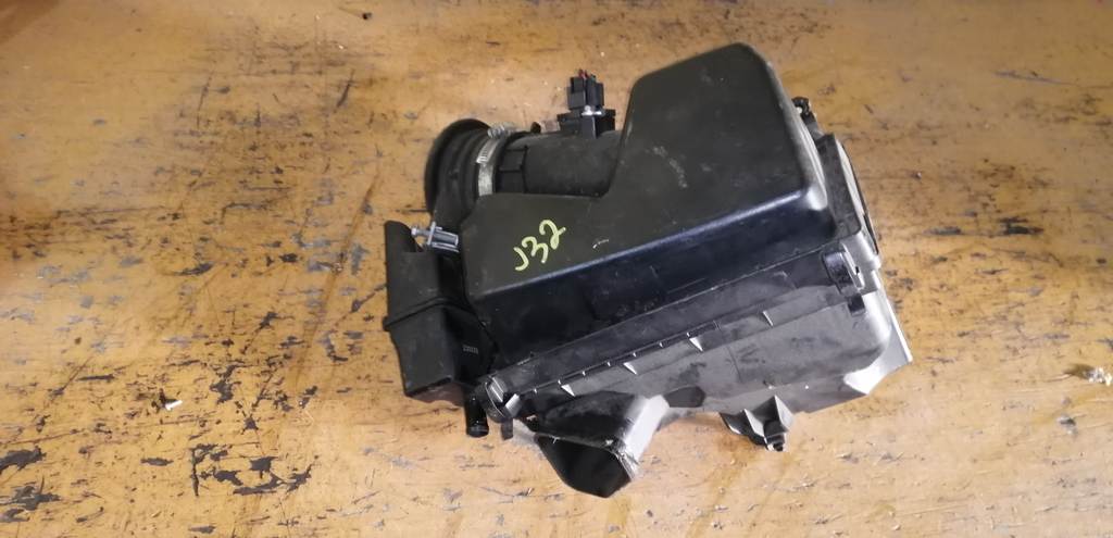 корпус воздушного фильтра Nissan Teana
