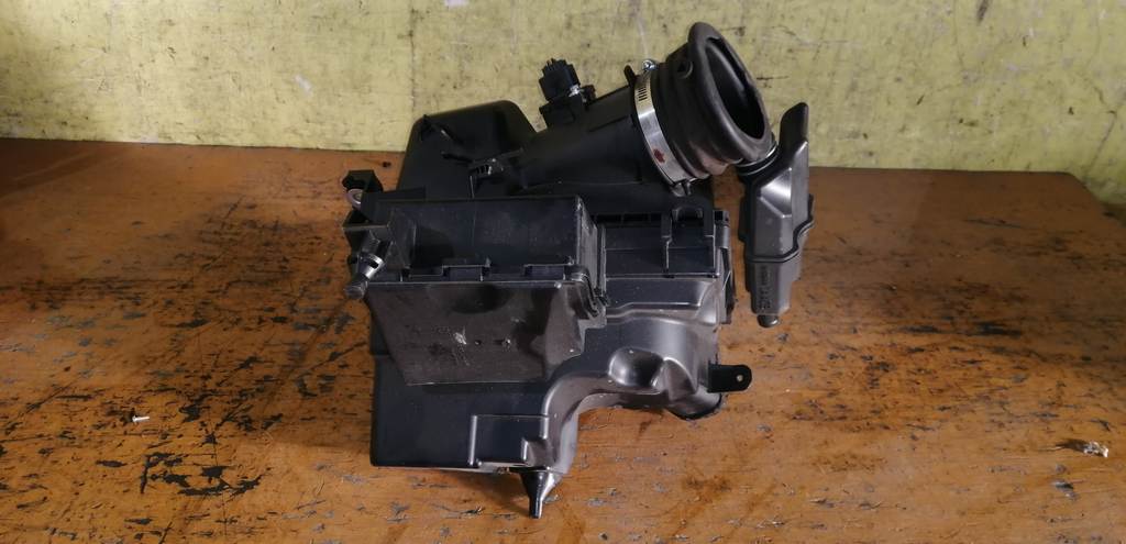 корпус воздушного фильтра Nissan Teana