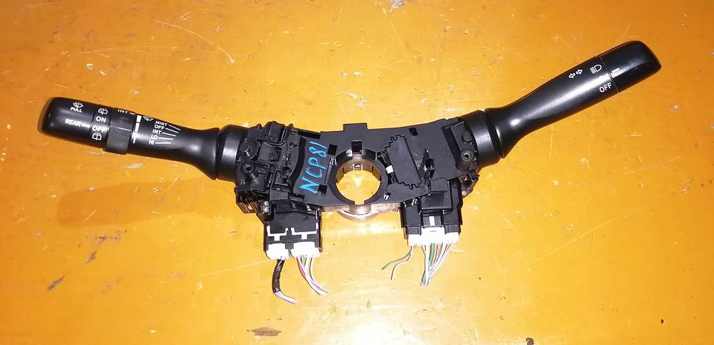 переключатель поворотников и света Toyota Sienta