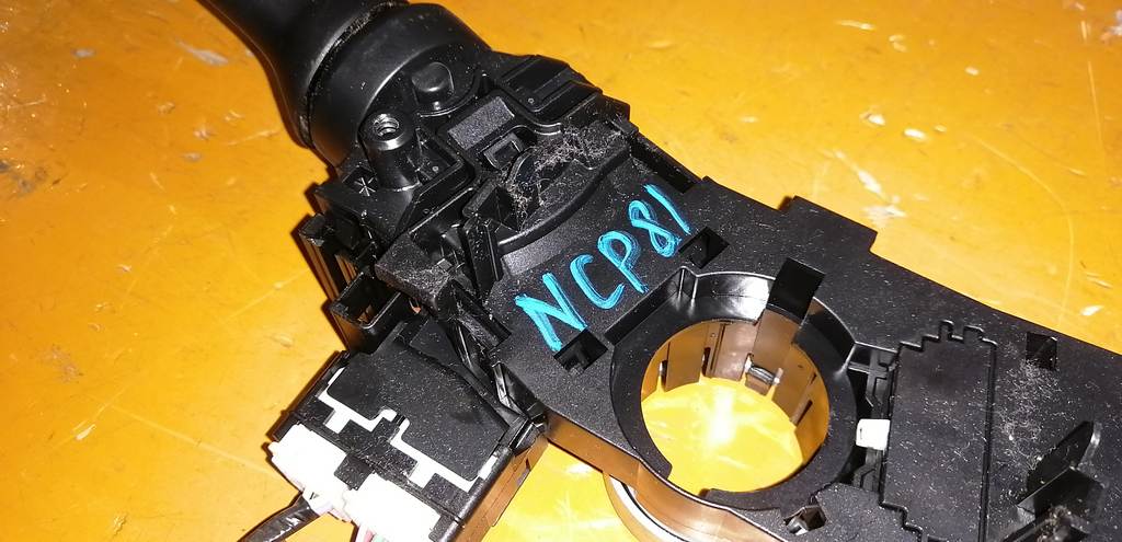 переключатель поворотников и света Toyota Sienta