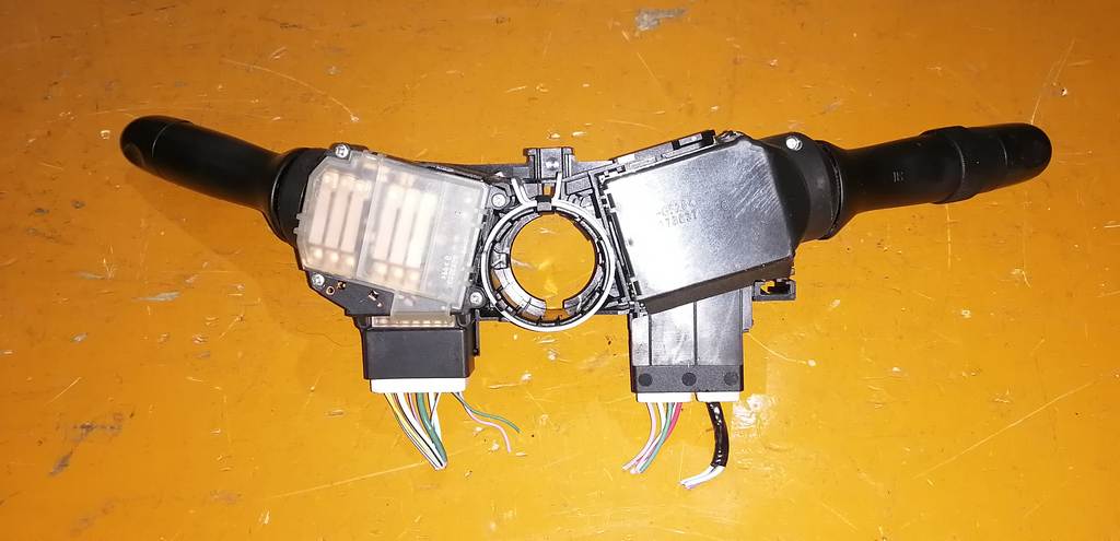 переключатель поворотников и света Toyota Sienta