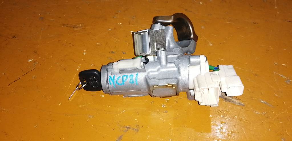 замок зажигания Toyota Sienta