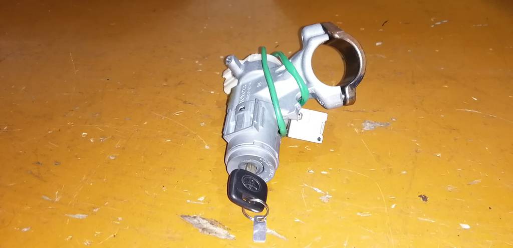 замок зажигания Toyota Sienta