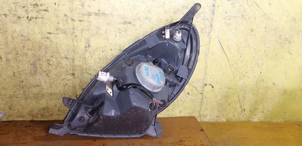 фара Toyota Funcargo