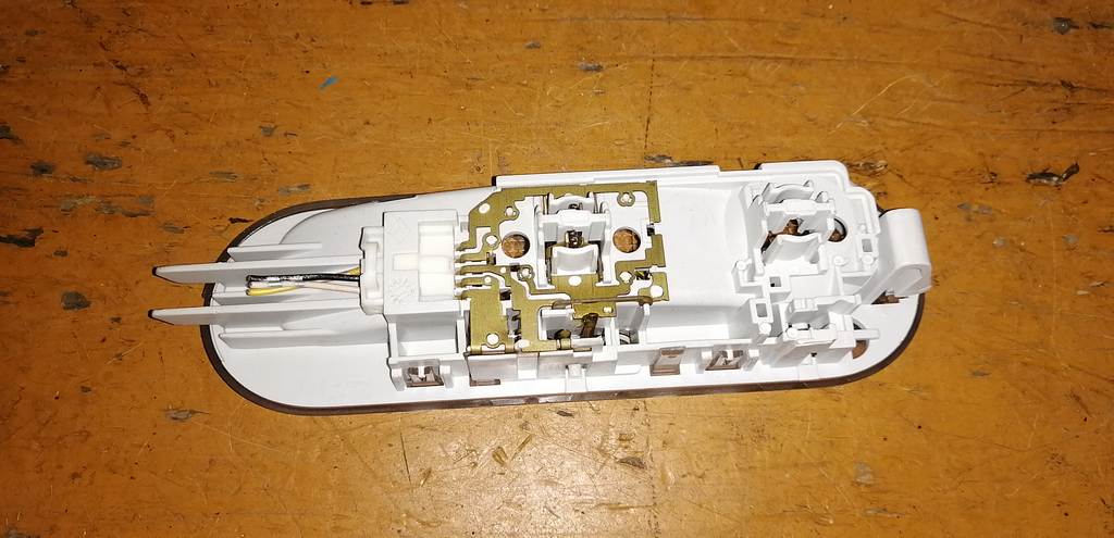 плафон салонный Nissan March