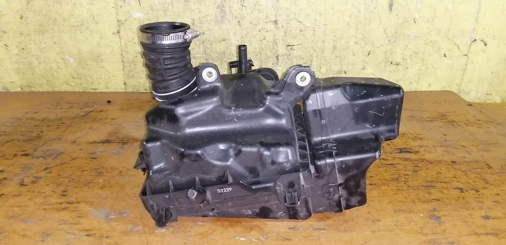 корпус воздушного фильтра Nissan March